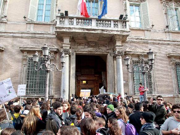 gli studenti assaltano il senato gli studenti assaltano il senato